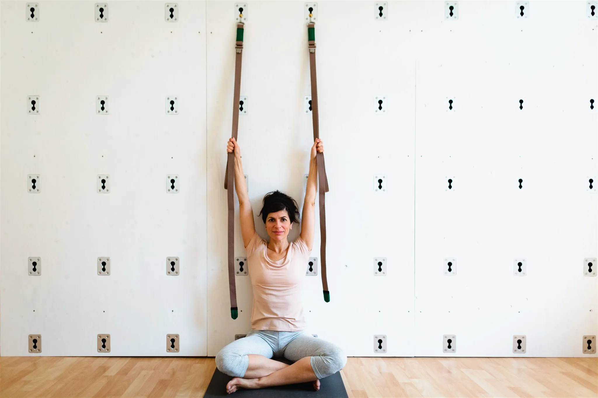 Sistema de correas del Yoga Wall™ montado en la pared de la sala